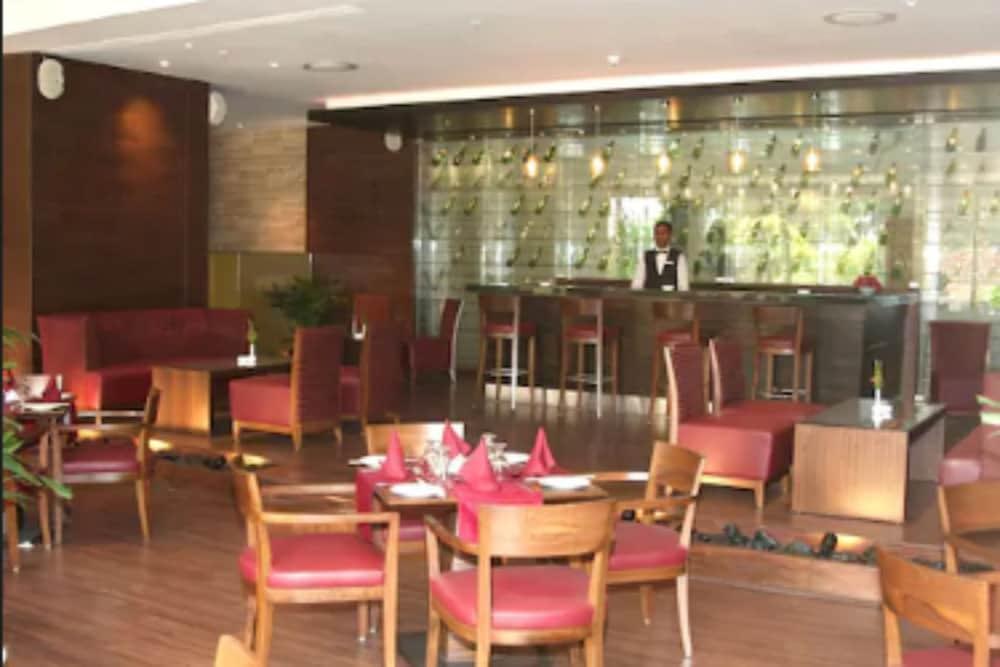 The Retreat Hotel & Convention Centre Mumbai Ngoại thất bức ảnh
