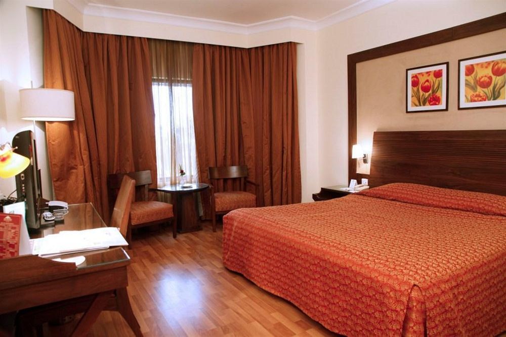 The Retreat Hotel & Convention Centre Mumbai Ngoại thất bức ảnh
