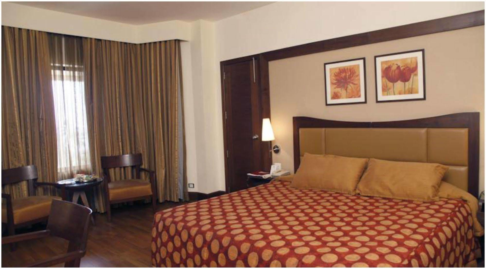 The Retreat Hotel & Convention Centre Mumbai Ngoại thất bức ảnh