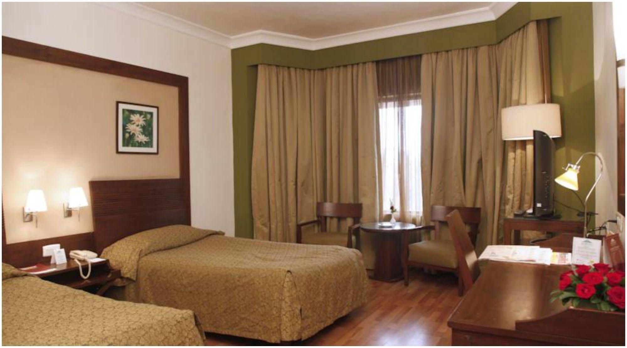 The Retreat Hotel & Convention Centre Mumbai Ngoại thất bức ảnh