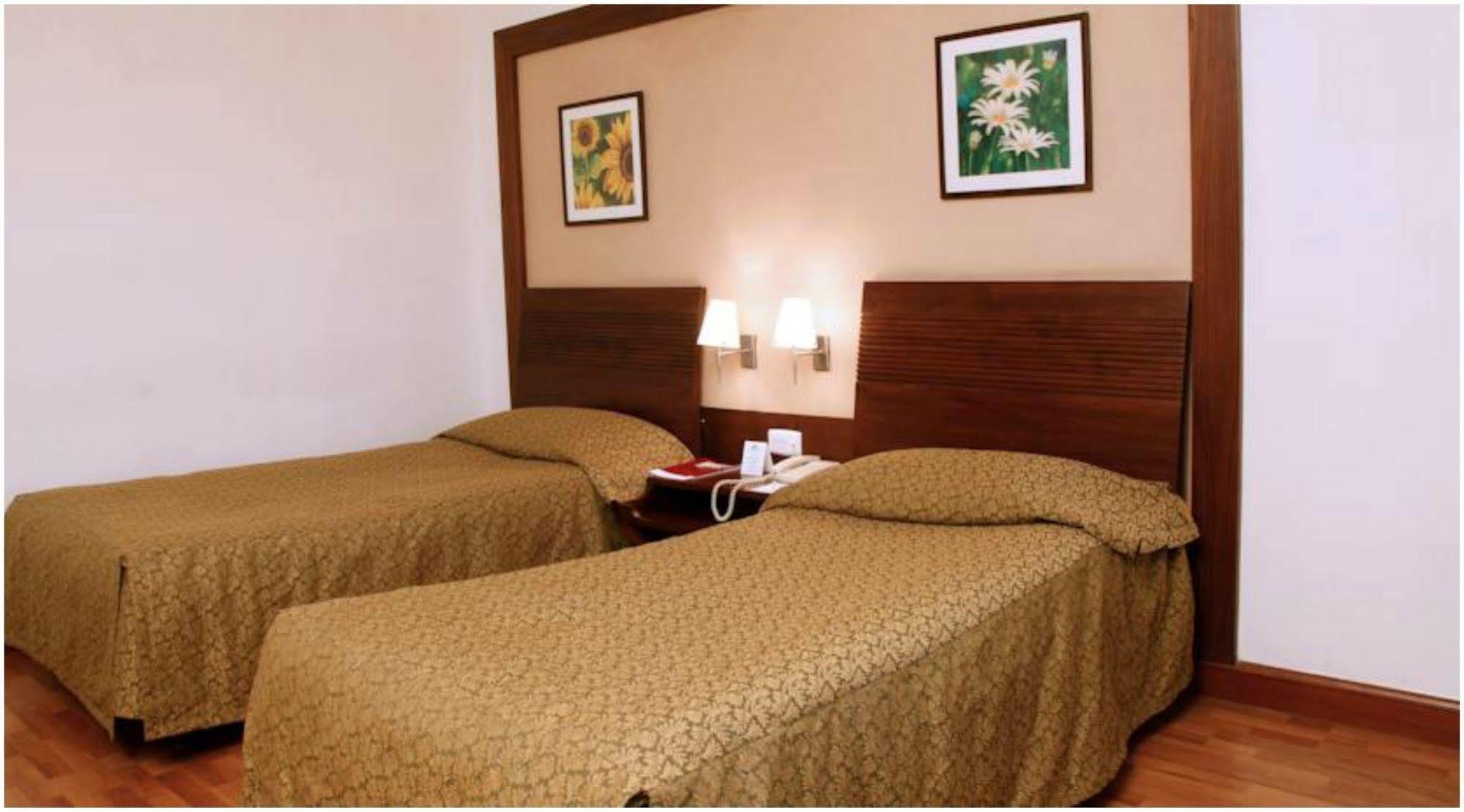 The Retreat Hotel & Convention Centre Mumbai Ngoại thất bức ảnh