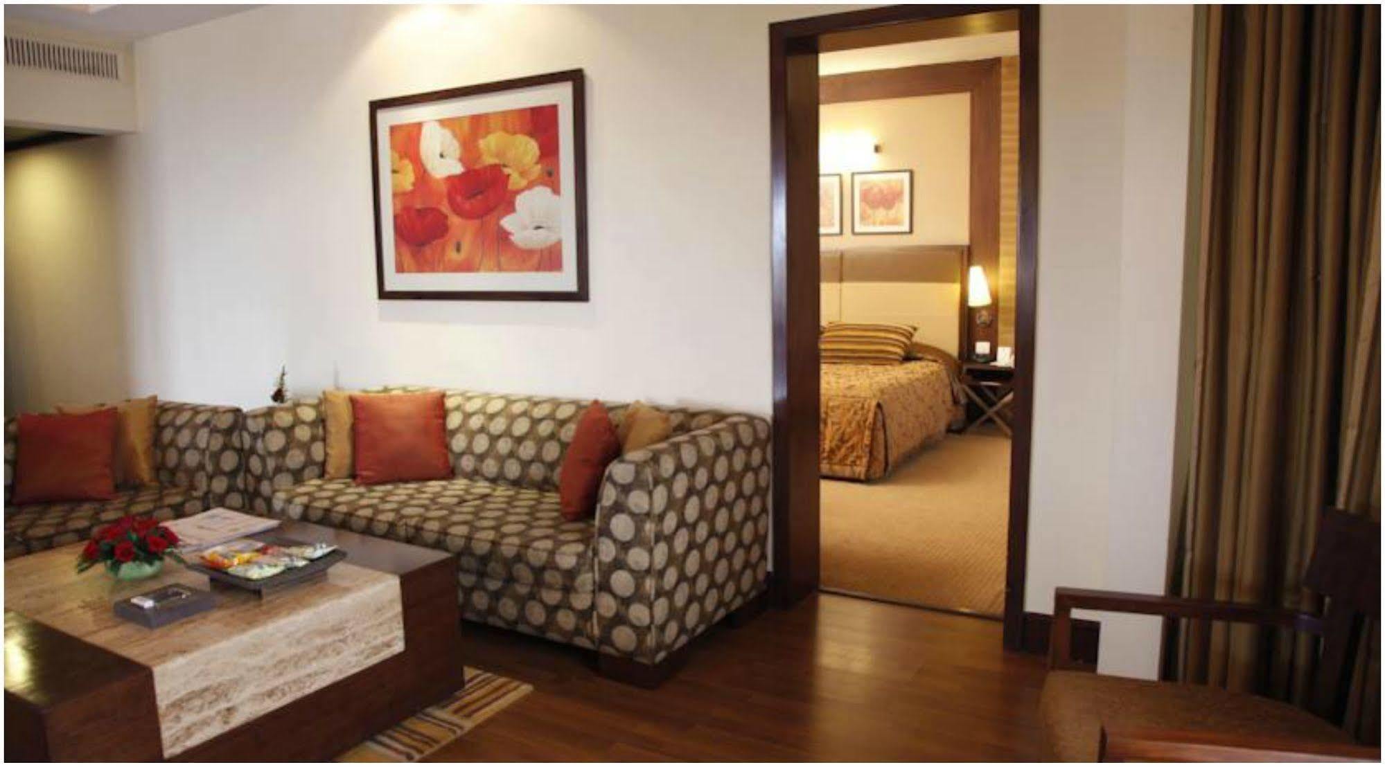 The Retreat Hotel & Convention Centre Mumbai Ngoại thất bức ảnh