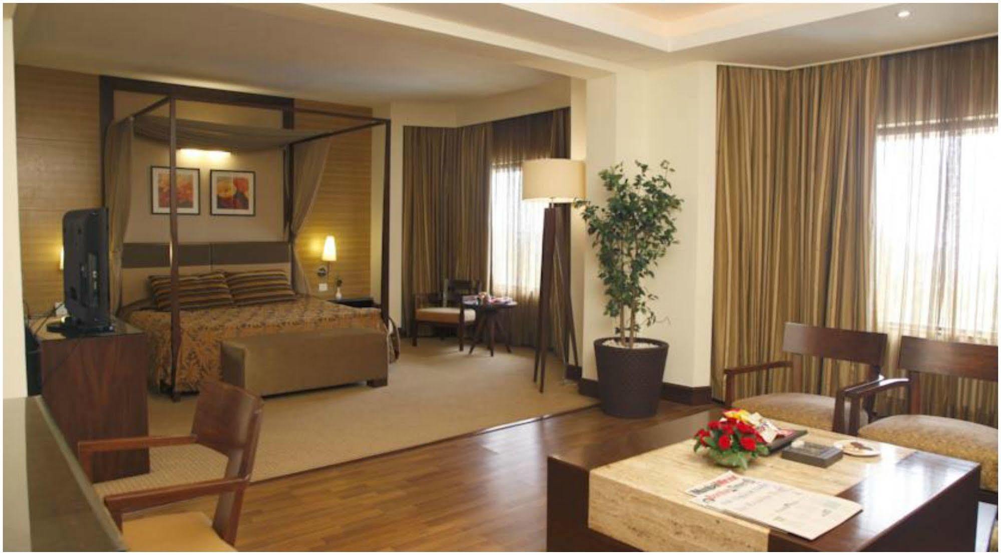 The Retreat Hotel & Convention Centre Mumbai Ngoại thất bức ảnh