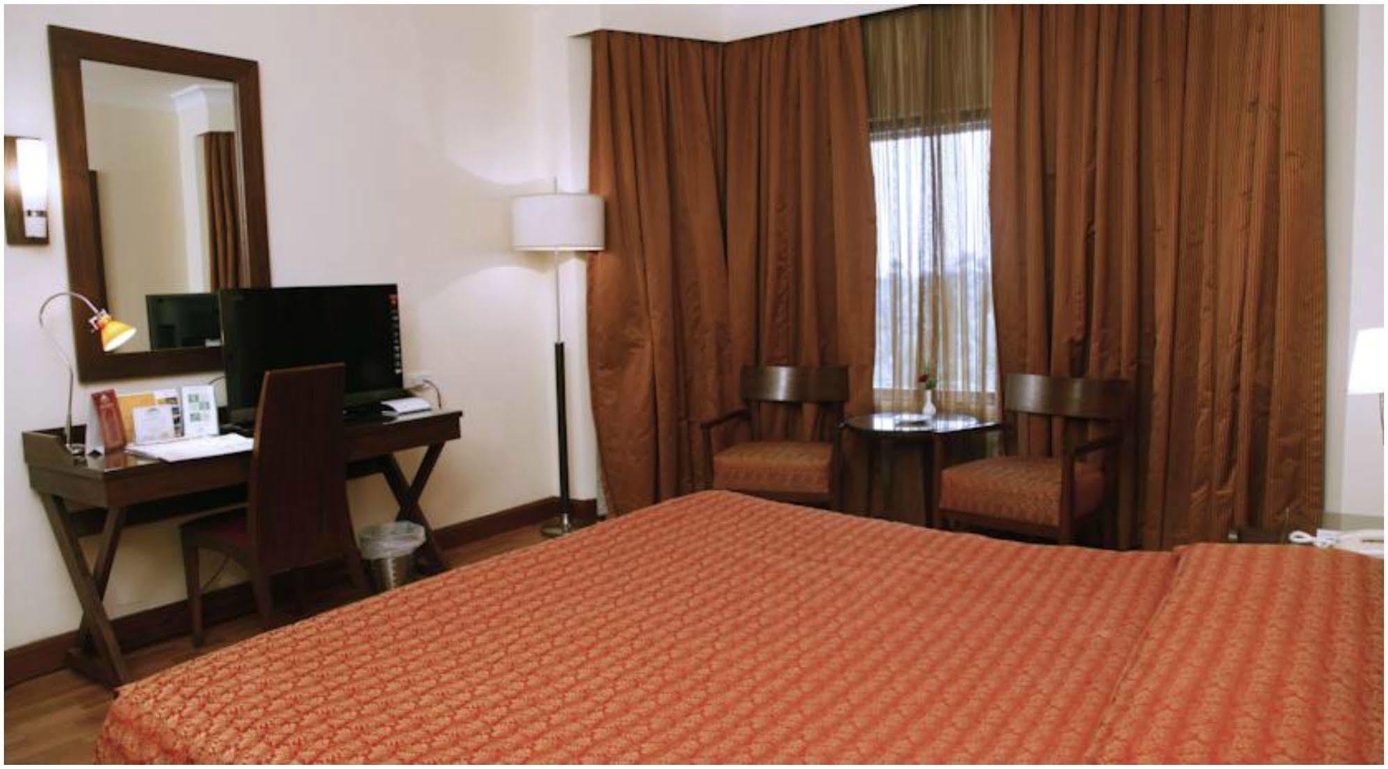 The Retreat Hotel & Convention Centre Mumbai Ngoại thất bức ảnh
