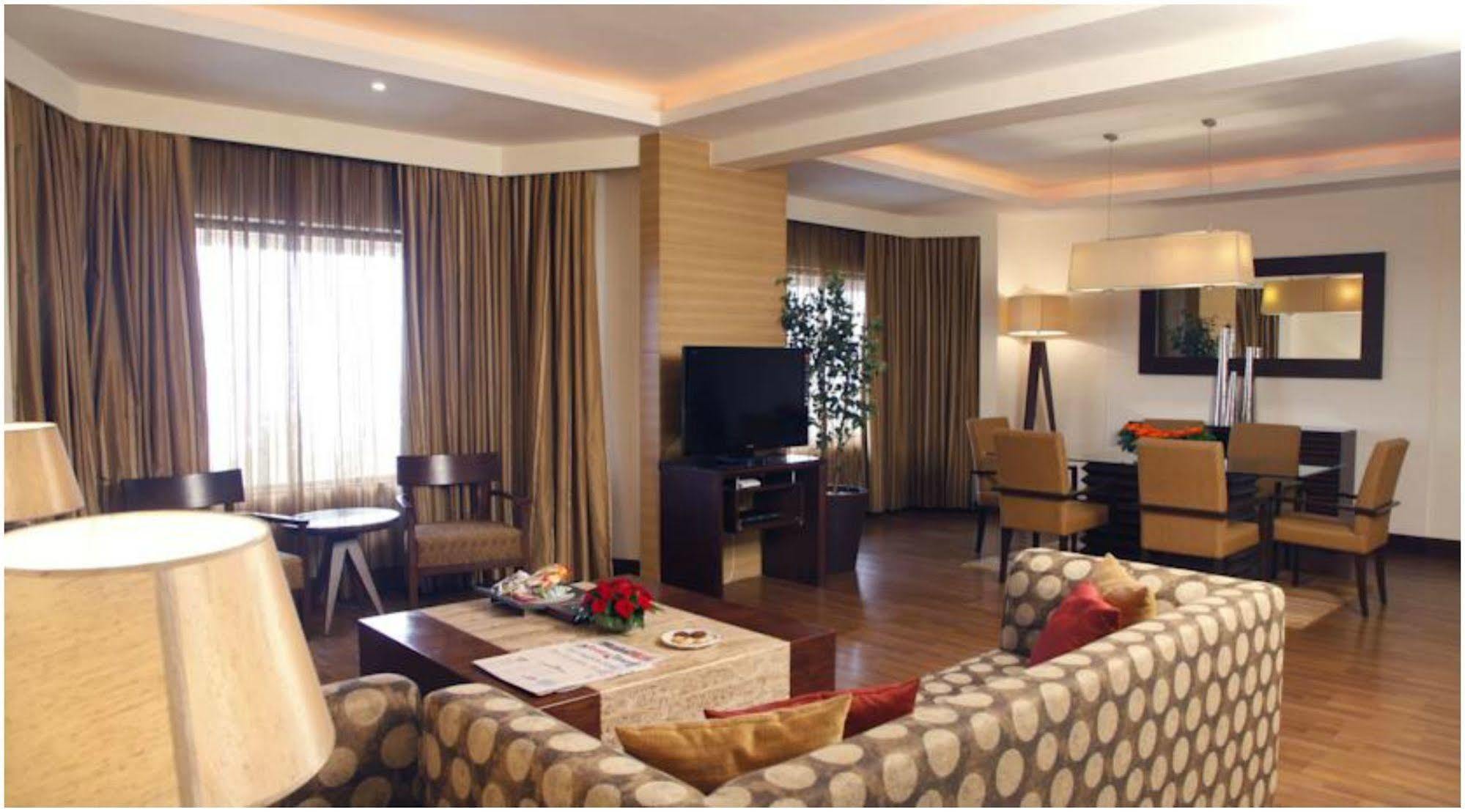 The Retreat Hotel & Convention Centre Mumbai Ngoại thất bức ảnh